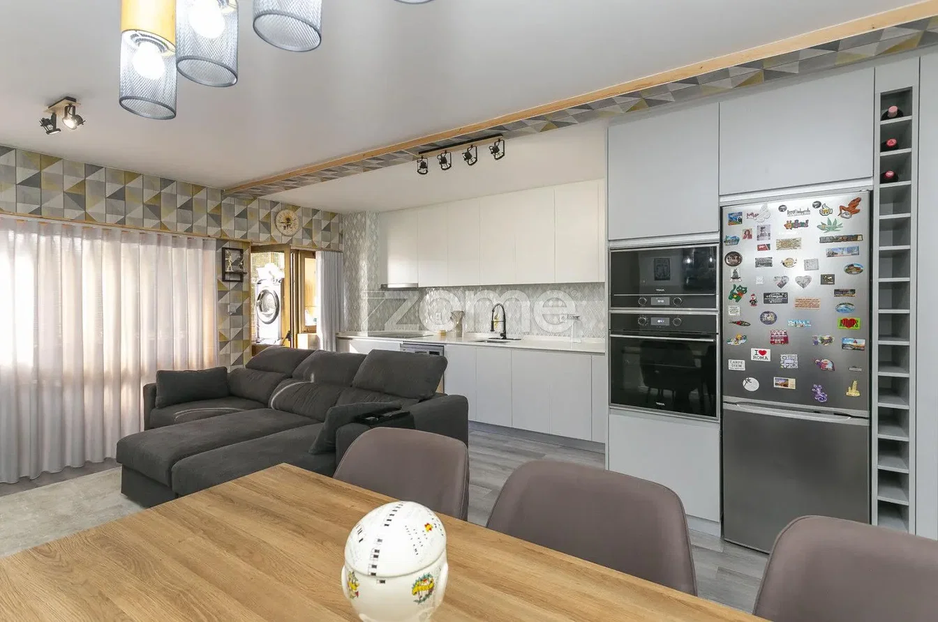 Salon; électroménager, parquet, lumière naturelle, style moderne