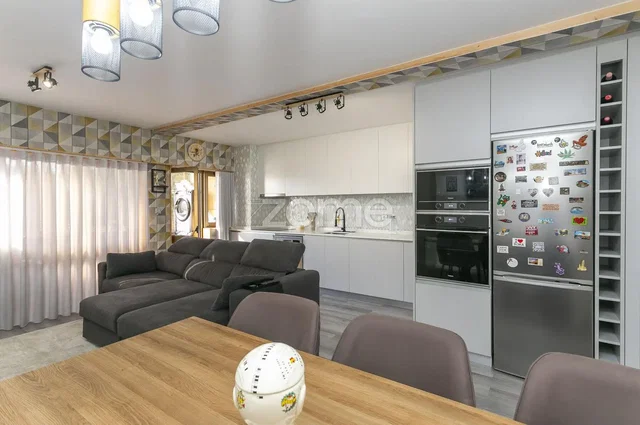 Soggiorno; elettrodomestici, pavimento in legno, luce naturale, stile moderno