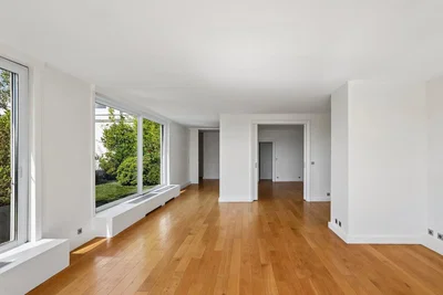 Sala de estar; chão de madeira, luz natural, vista