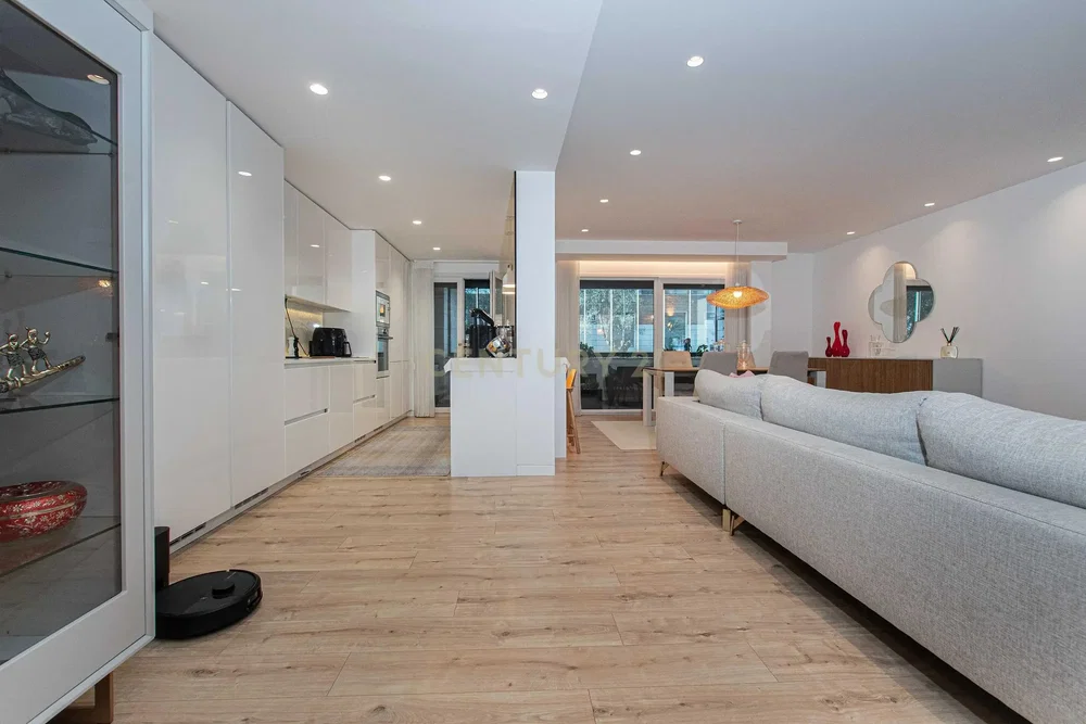 Salon; parquet, lumière naturelle, style moderne, électroménager