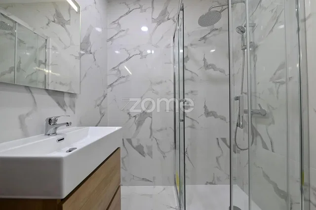 Salle de bain; carrelage, rénové, lumière naturelle