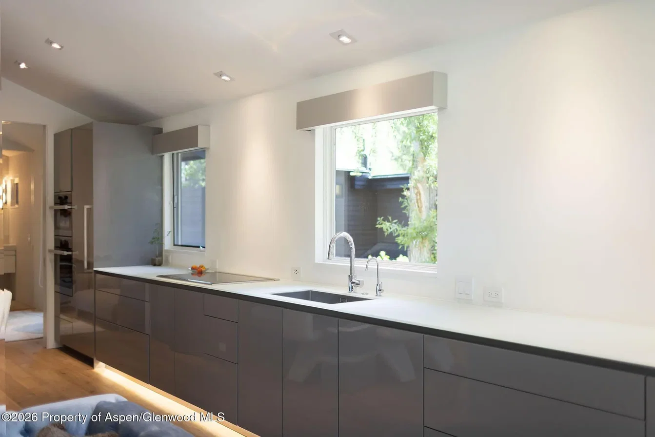 Cucina; elettrodomestici, luce naturale, stile moderno