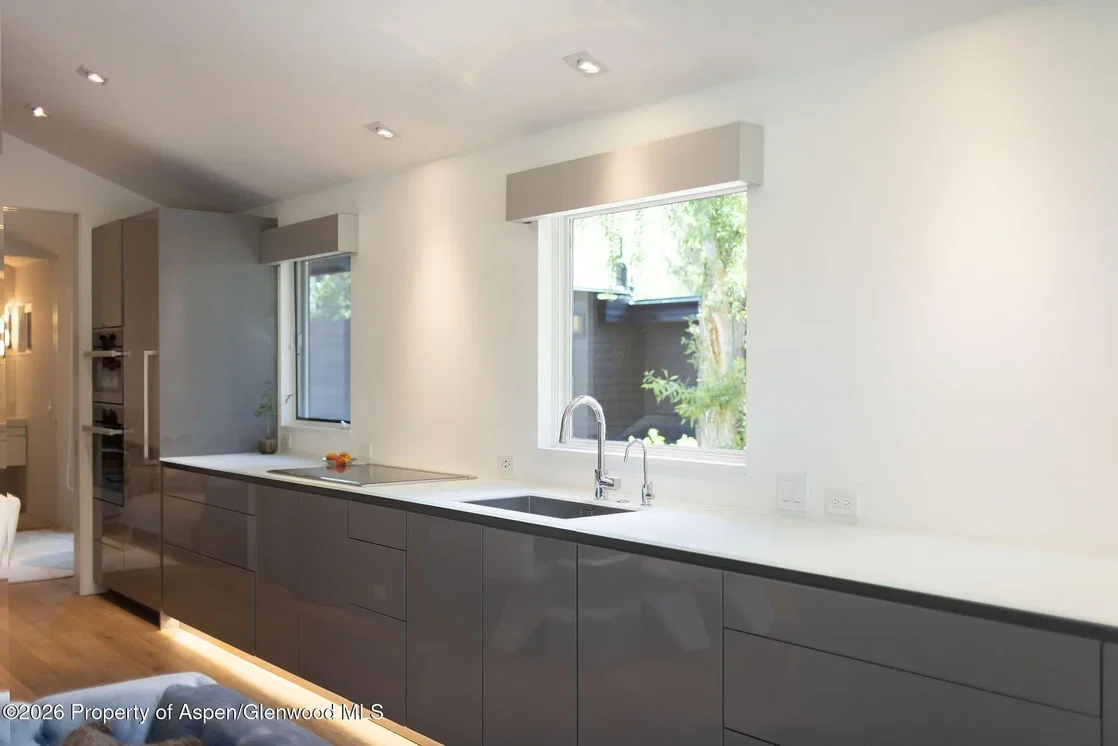 Cucina; elettrodomestici, luce naturale, stile moderno
