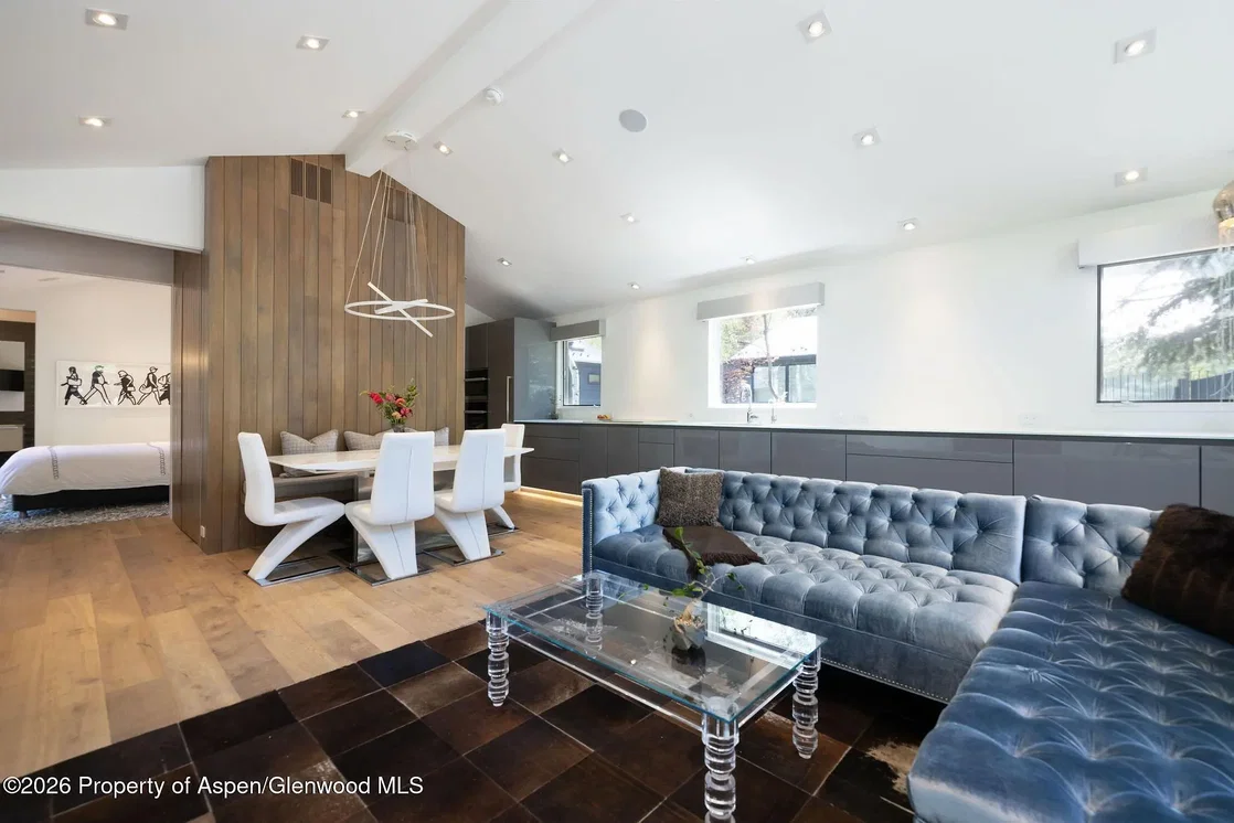 Salón; luz natural, estilo moderno, suelo de madera