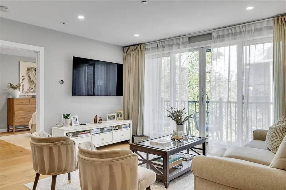 Wohnzimmer; holzboden, tageslicht, moderner stil