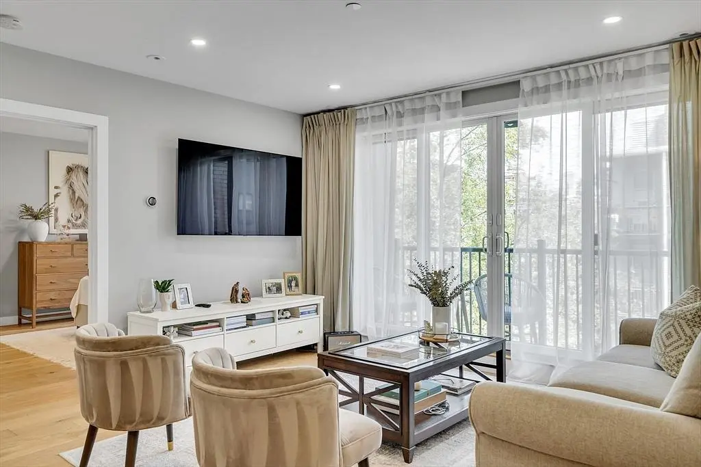 Wohnzimmer; holzboden, tageslicht, moderner stil