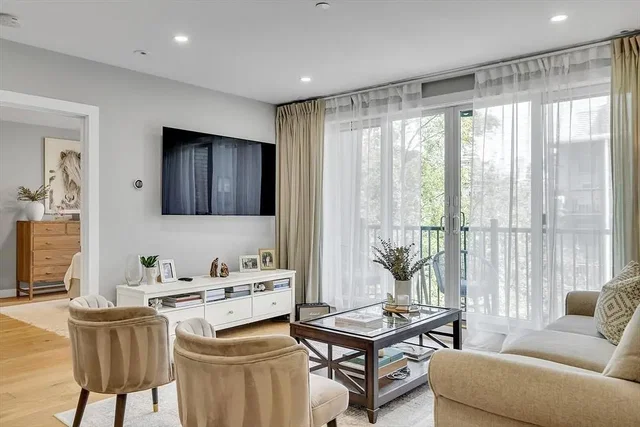 Wohnzimmer; holzboden, tageslicht, moderner stil