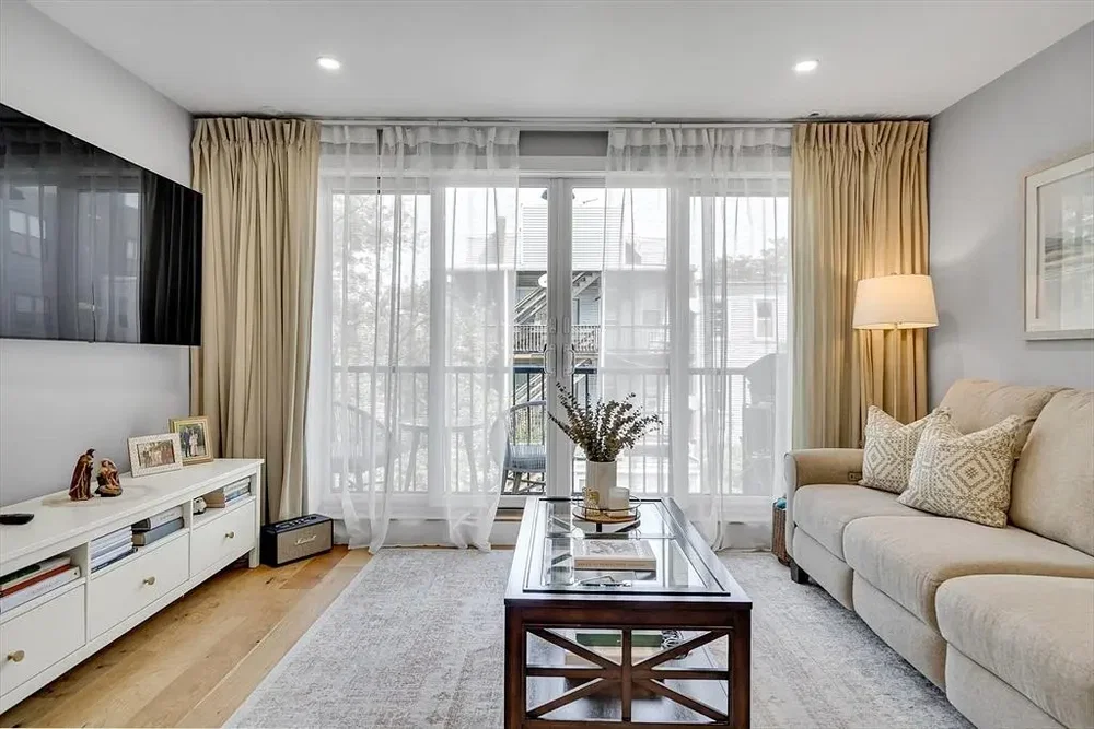 Wohnzimmer; holzboden, tageslicht, moderner stil