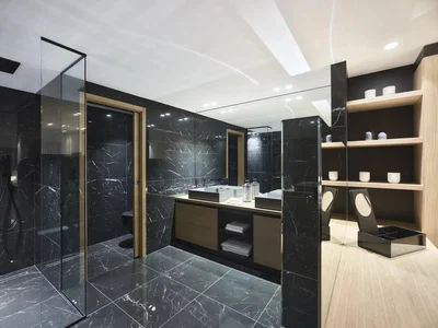 Salle de bain; carrelage, rénové, lumière naturelle