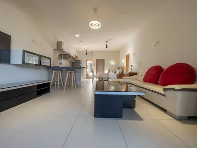 Wohnzimmer; tageslicht, fliesenboden, moderner stil, küchengeräte