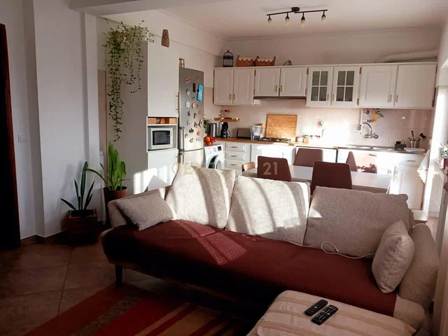 Salón; luz natural, suelo de baldosas