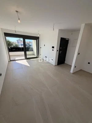 Soggiorno; pavimento in piastrelle, luce naturale