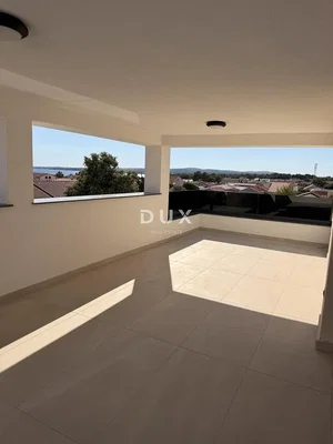 Balcone; vista, pavimento in piastrelle, luce naturale