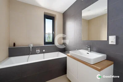 Badkamer; tegelvloer, uitzicht, natuurlijk licht, gerenoveerd