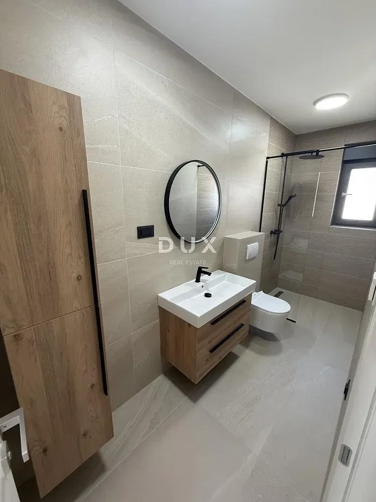 Badkamer; gerenoveerd, tegelvloer, natuurlijk licht