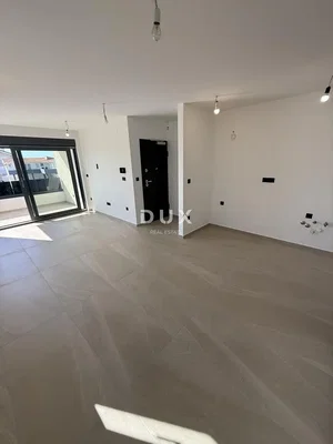 Woonkamer; natuurlijk licht, renovatie nodig