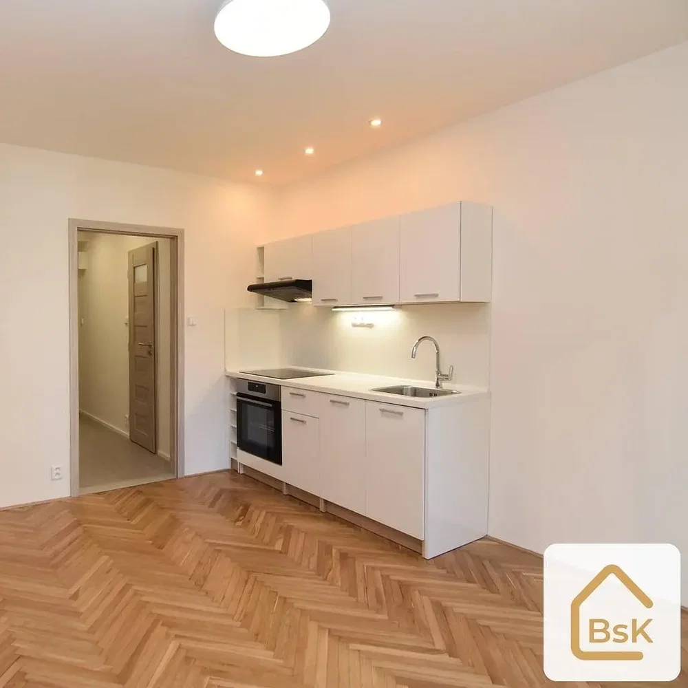 Cuisine; électroménager, parquet, lumière naturelle, rénové