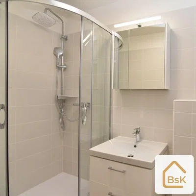 Salle de bain; carrelage, rénové, lumière naturelle