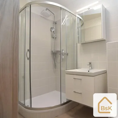 Salle de bain; carrelage, rénové, lumière naturelle