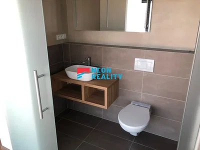 Toilette; fliesenboden, renoviert, tageslicht
