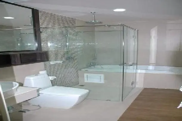 Badezimmer; fliesenboden, tageslicht