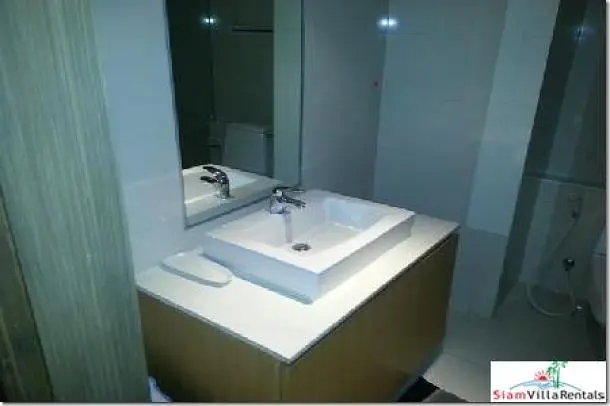 Banyo; fayans zemin, doğal ışık, tadilatlı