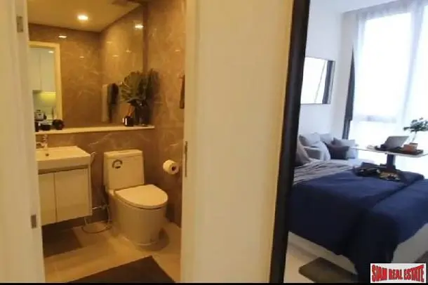 Toilettes; carrelage, lumière naturelle