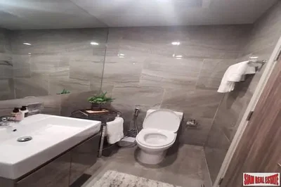 Toilette; pavimento in piastrelle, ristrutturato, luce naturale