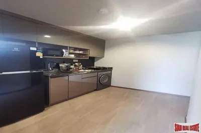 Cucina; elettrodomestici, pavimento in legno, luce naturale