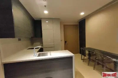 Cozinha; eletrodomésticos, chão de azulejo, luz natural