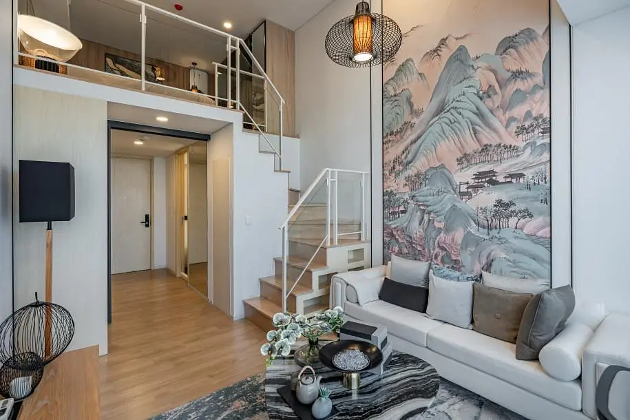Woonkamer; houten vloer, natuurlijk licht, moderne stijl