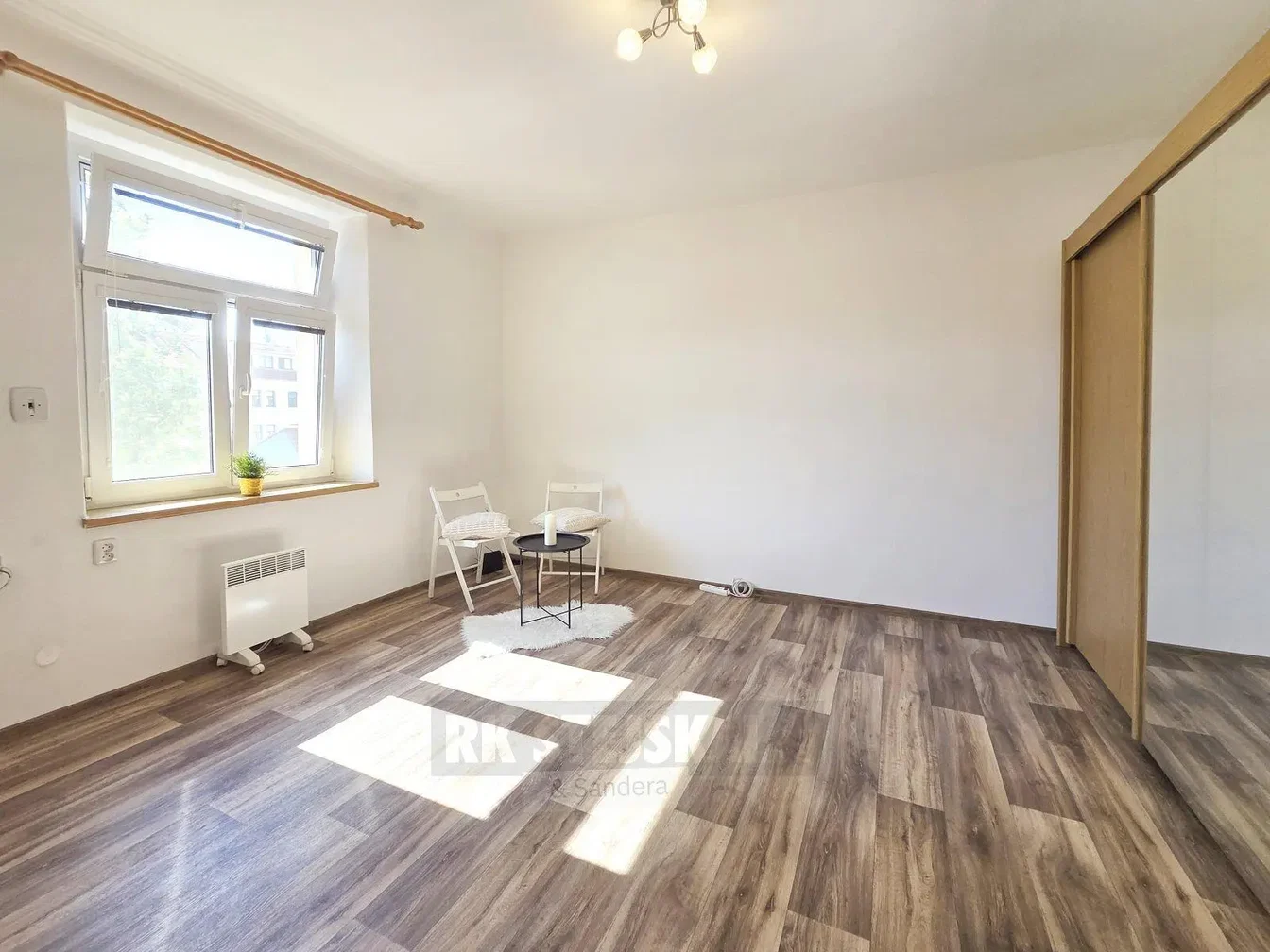Obývací pokoj; dřevěná podlaha, přirozené světlo