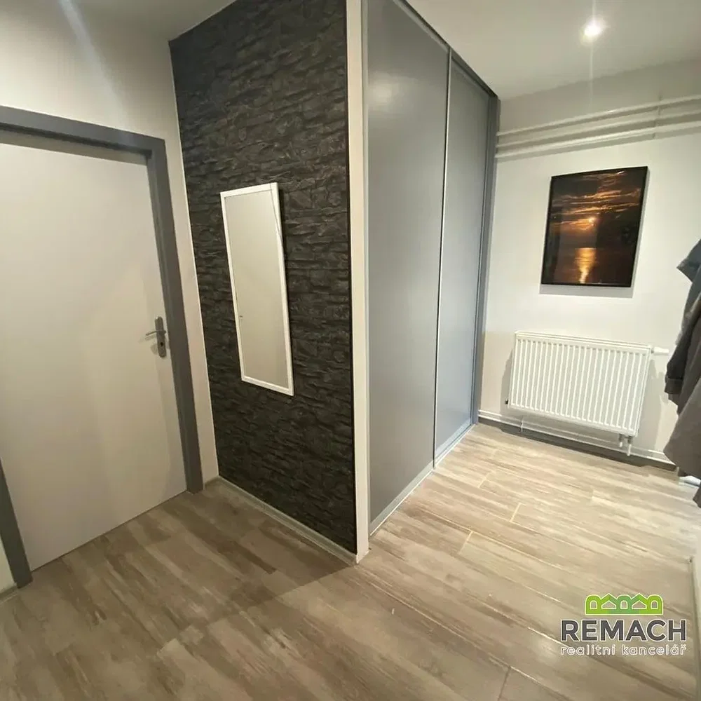 Garderobe; houten vloer, natuurlijk licht