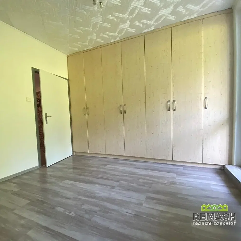 Slaapkamer; houten vloer, natuurlijk licht