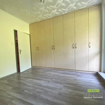 Slaapkamer; houten vloer, natuurlijk licht