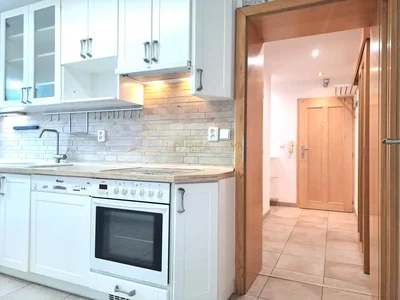 Кухиња; кухињски апарати, плочице, природно светло