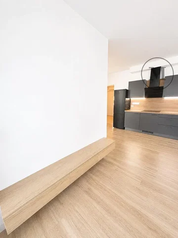 Cuisine; électroménager, parquet, lumière naturelle, rénové