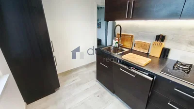 Cucina; elettrodomestici, pavimento in legno, pavimento in piastrelle, ristrutturato, luce naturale