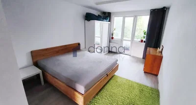 Camera da letto; pavimento in legno, luce naturale