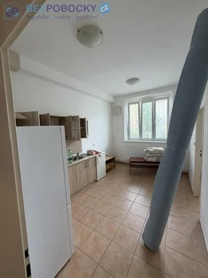 Keuken; tegelvloer, natuurlijk licht