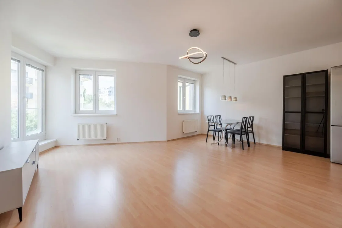 Soggiorno; pavimento in legno, luce naturale, pavimento in piastrelle