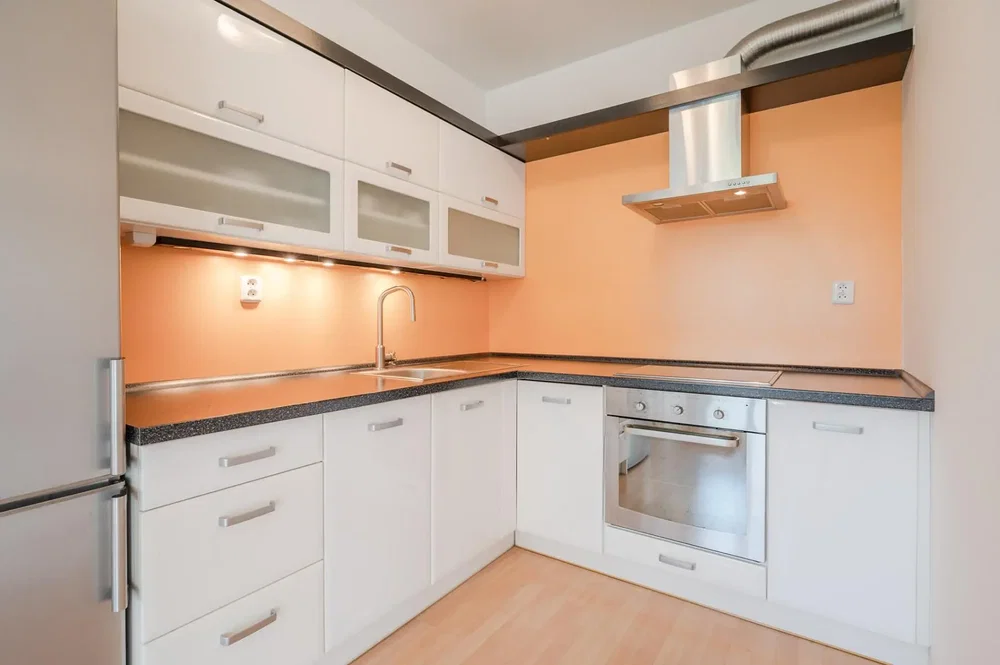 Cucina; elettrodomestici, luce naturale, ristrutturato