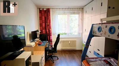 Kinderkamer; houten vloer, natuurlijk licht