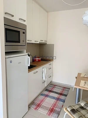 Cucina; elettrodomestici, pavimento in piastrelle, luce naturale