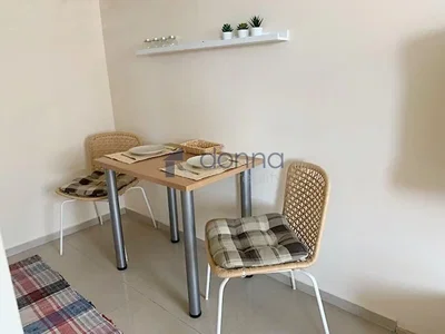 Sala da pranzo; pavimento in piastrelle, luce naturale