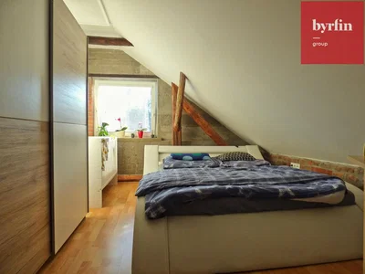 Schlafzimmer; holzboden, tageslicht