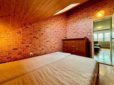 Camera da letto; travi in legno, pavimento in legno, luce naturale