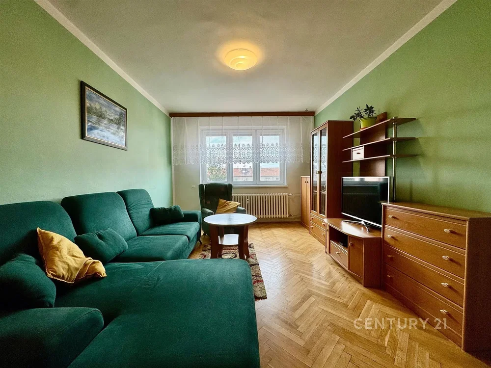 Soggiorno; pavimento in legno, luce naturale, stile moderno
