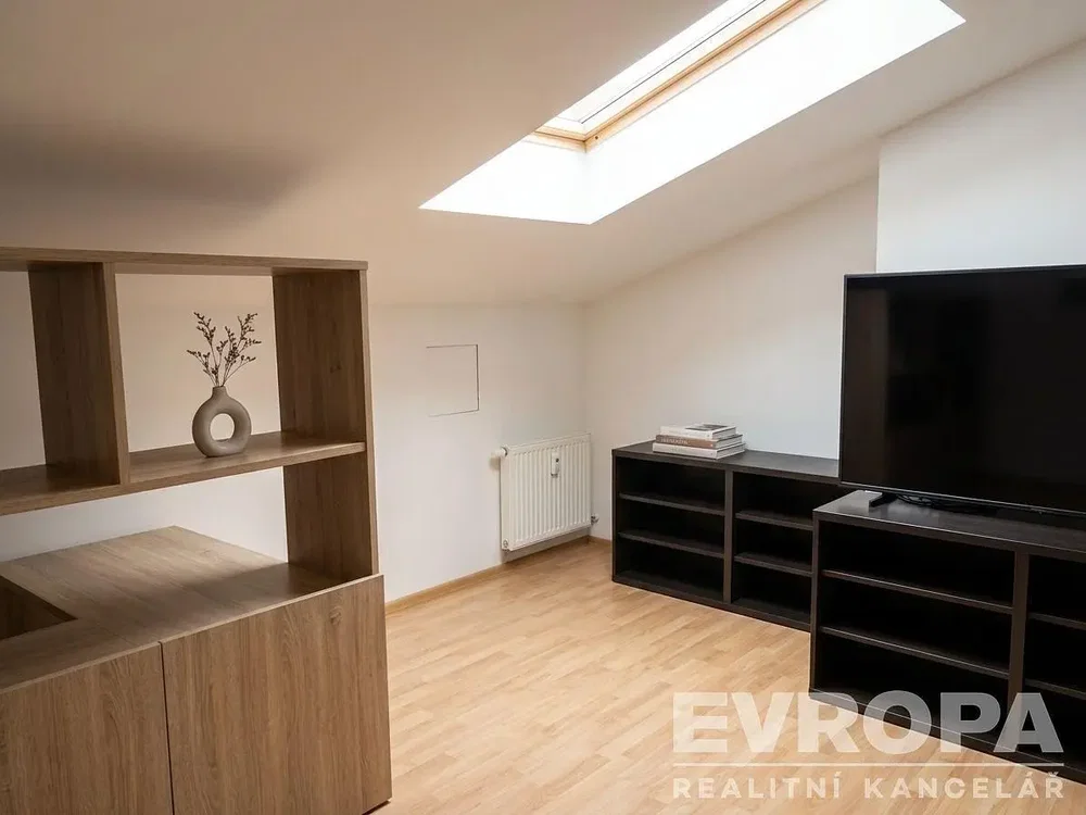 Soggiorno; pavimento in legno, luce naturale, stile moderno