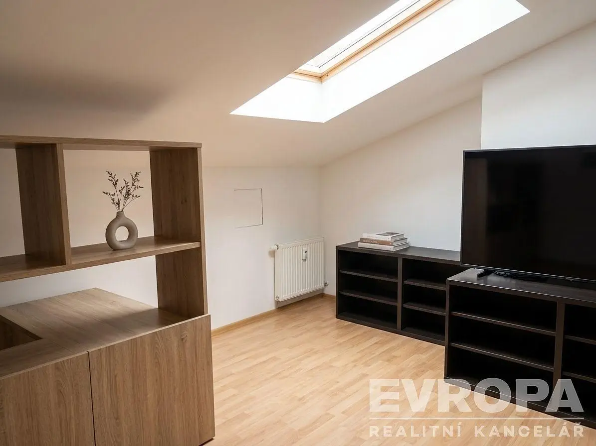 Soggiorno; pavimento in legno, luce naturale, stile moderno